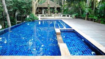 2 outdoor pools
