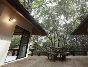 Deluxe Room | Desk, rollaway beds