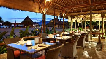 4 restaurants, breakfast, lunch, dinner served; international cuisine