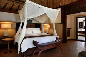 Villa, piscine privée | Minibar, coffres-forts dans les chambres, bureau