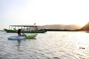 En la playa, arena blanca, camas de playa gratis
