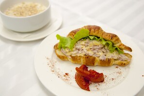 Petit déjeuner continental (300 RUB par personne)