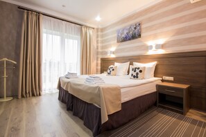 Suite junior | Ropa de cama de alta calidad, minibar, caja fuerte y escritorio