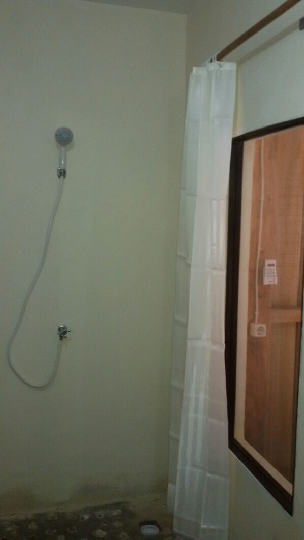 Bungalow | Bathroom shower - Beach Box Bungalows (Gili Trawangan)