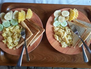 Serveert ontbijt, lunch, diner, Indonesische gerechten 