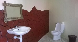 Shower, free toiletries