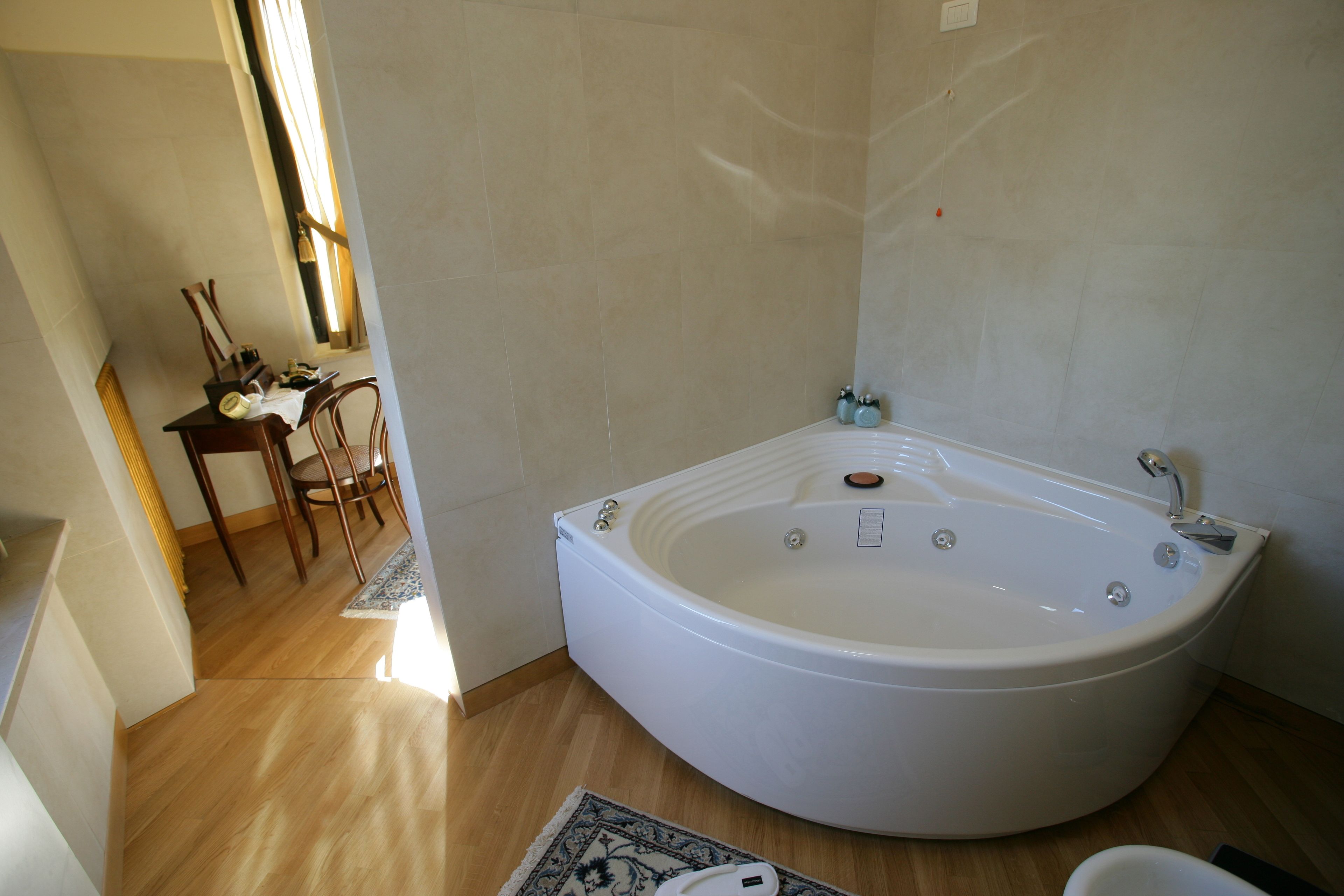 suite | jetted bathtub