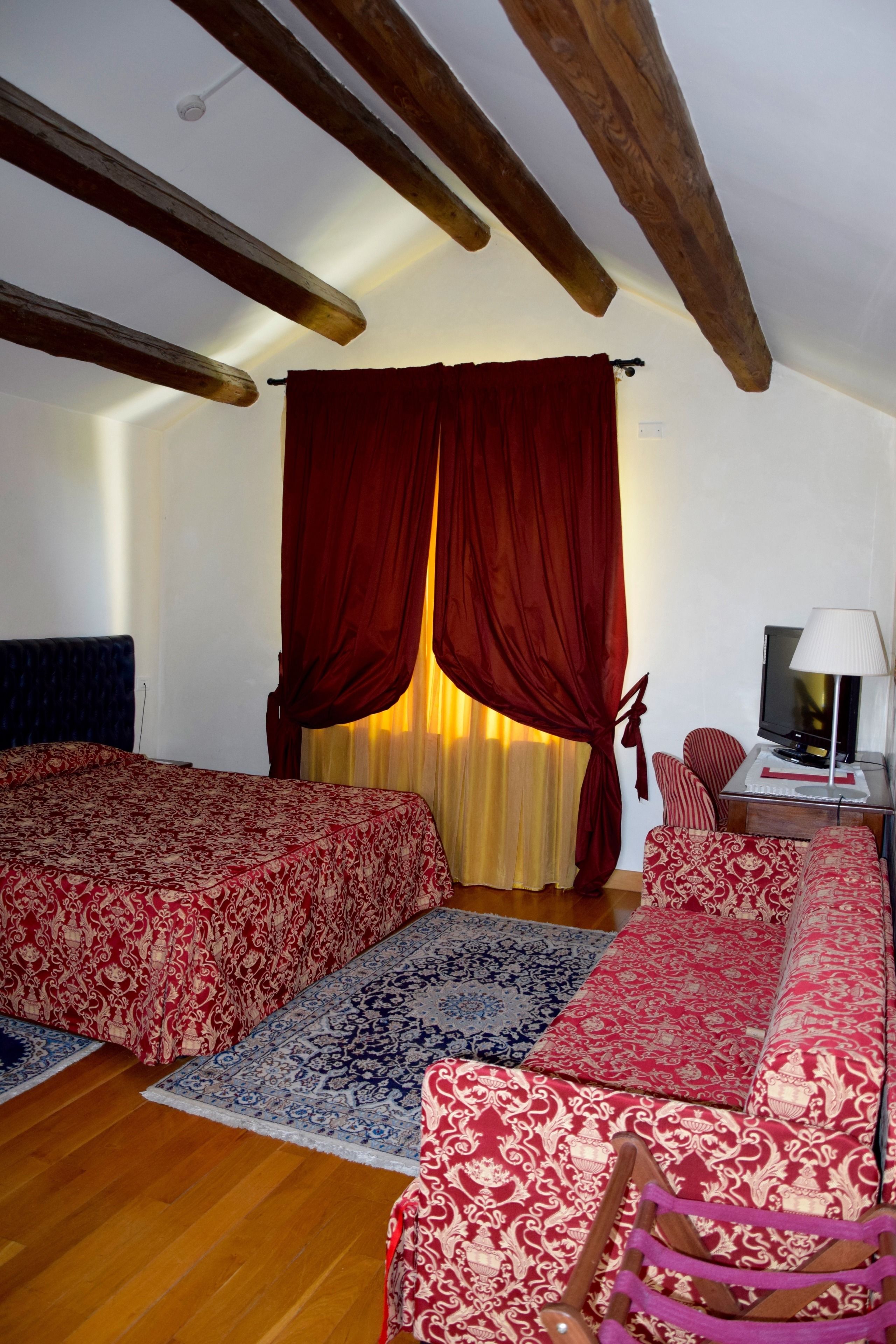 junior suite | minibar, in-room safe, desk, free wifi