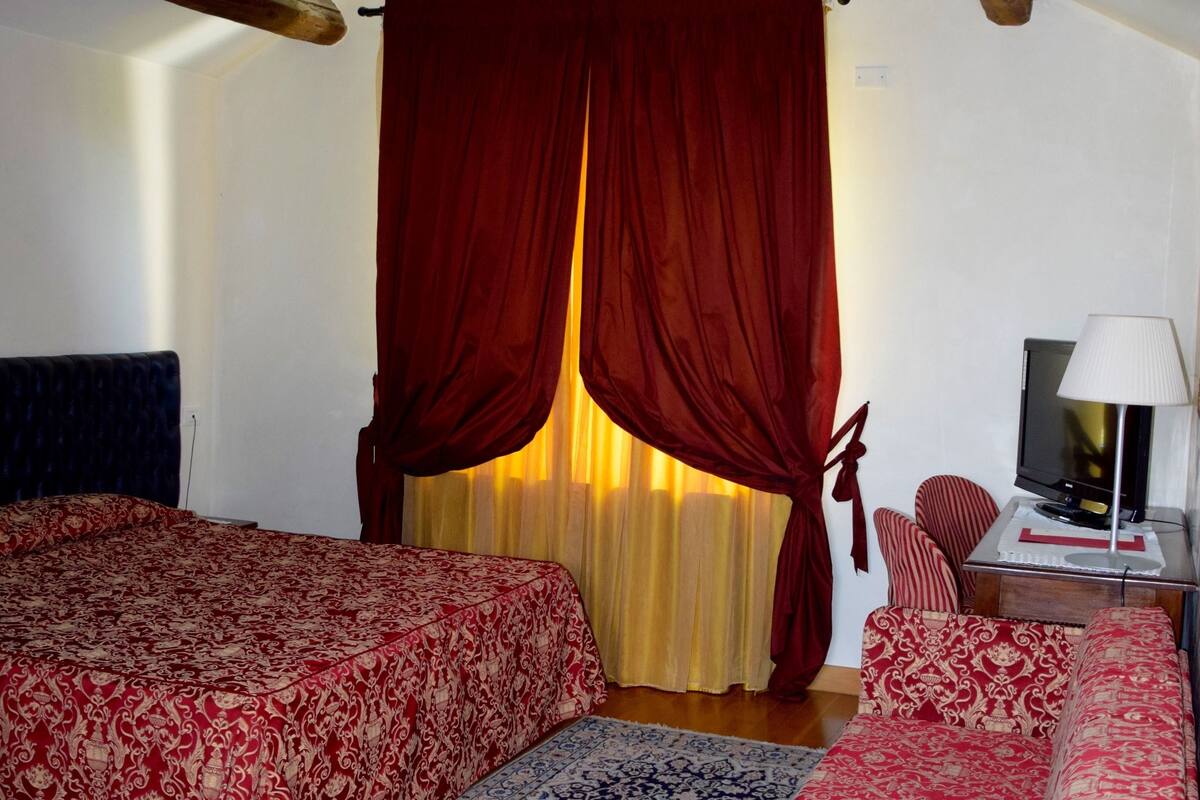 junior suite | minibar, in-room safe, desk, free wifi