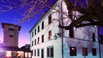 Fassade der Unterkunft – Abend/Nacht