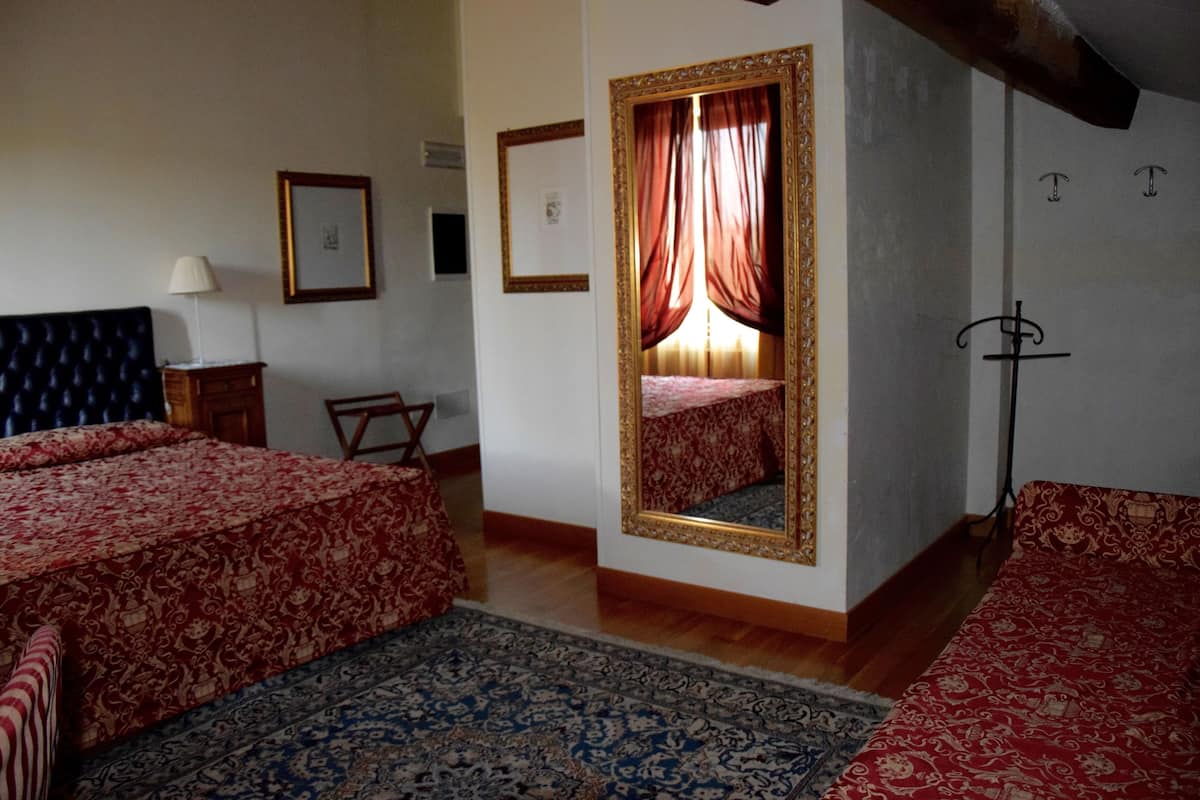 junior suite | minibar, in-room safe, desk, free wifi