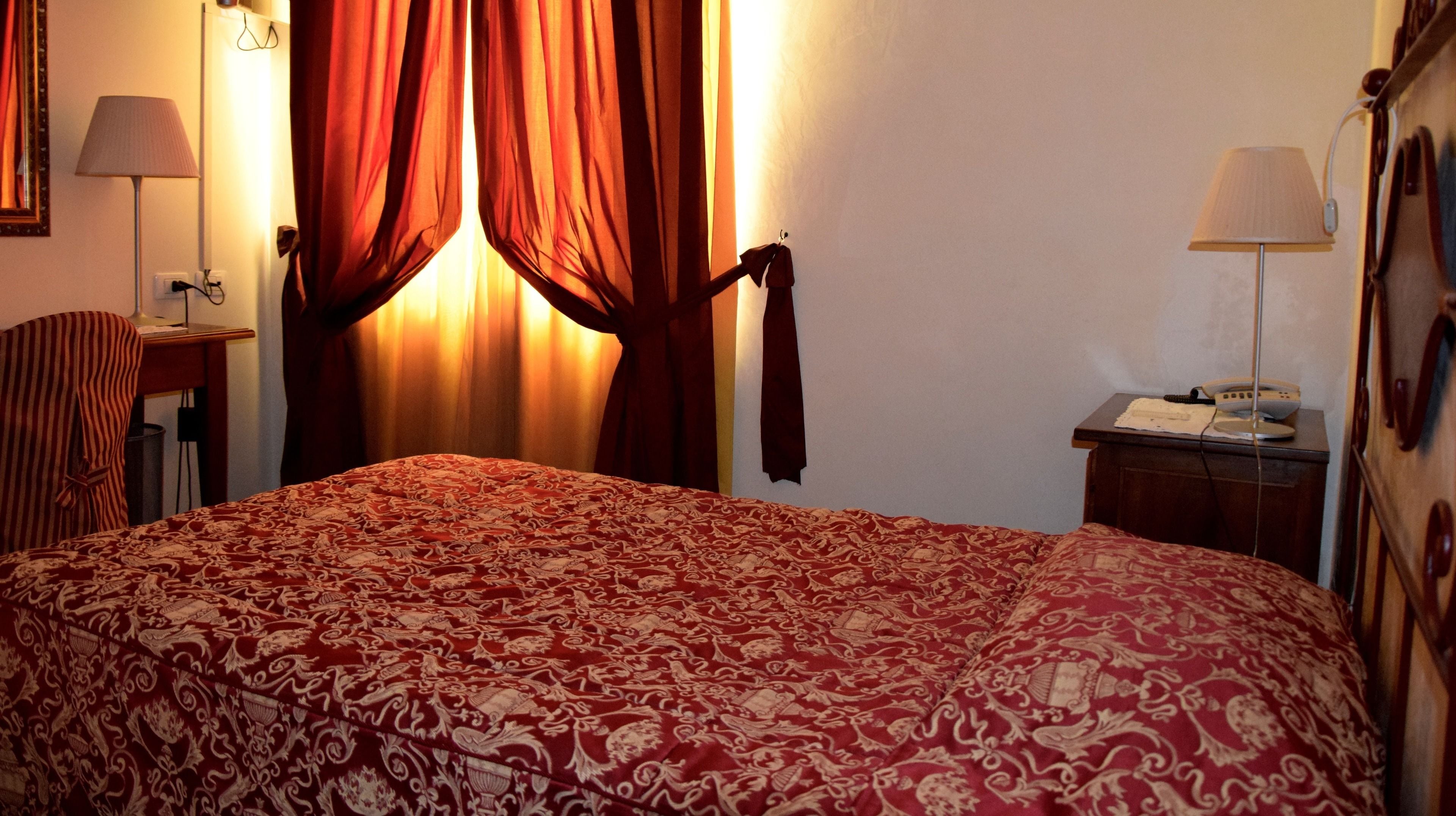 single room | minibar, in-room safe, desk, free wifi