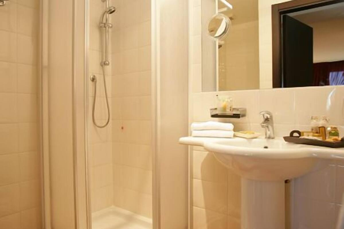junior suite | bathroom | shower, hair dryer, bidet, towels