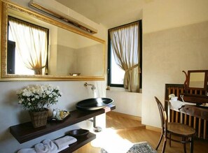 Shower, hair dryer, bidet, towels