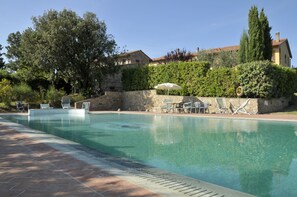 Piscine extérieure, parasols de plage, chaises longues