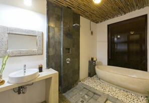 Suite, 1 kingsize-seng, terrasse, hageutsikt | Dusj på badet