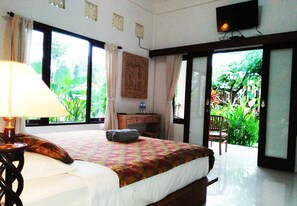 Seprai premium, minibar, brankas, dan meja kerja