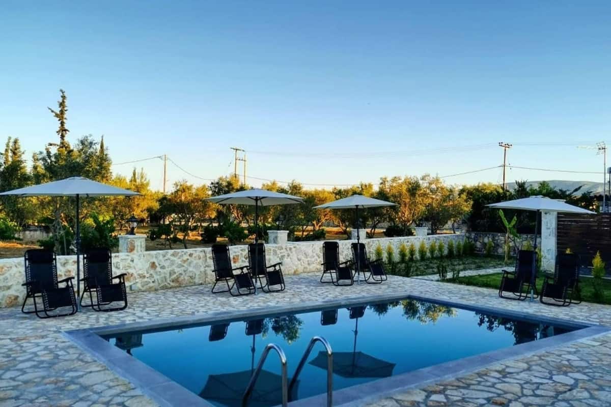 Superior Villa, Hill View