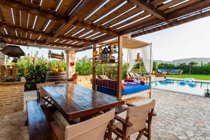 Piscine extérieure, parasols de plage, chaises longues