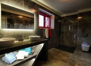 Superior-Villa, Hügelblick | Badezimmer | Badewanne, Whirlpool, Designer-Toilettenartikel, Haartrockner