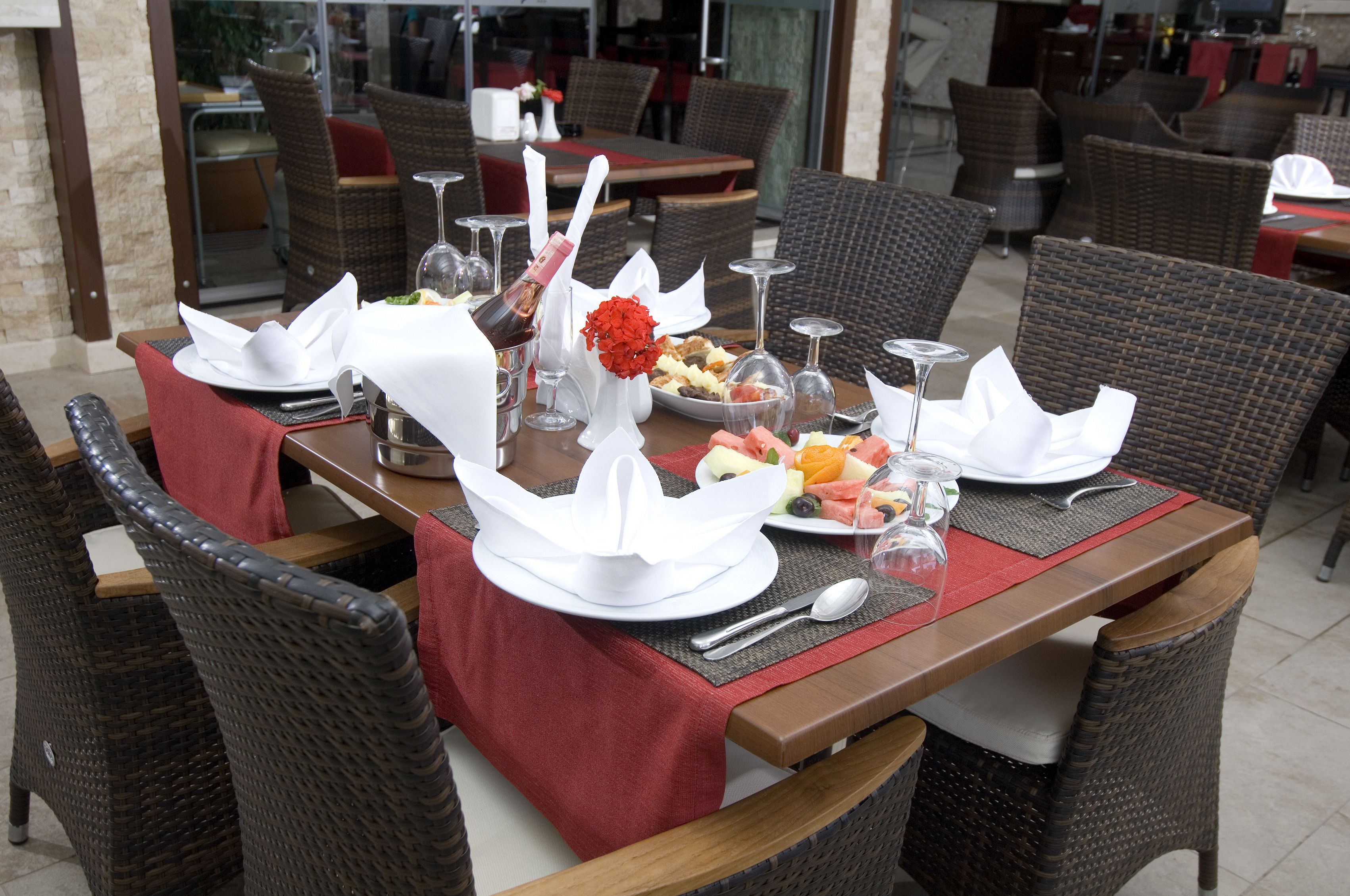 Phục vụ bữa sáng, bữa trưa và bữa tối 