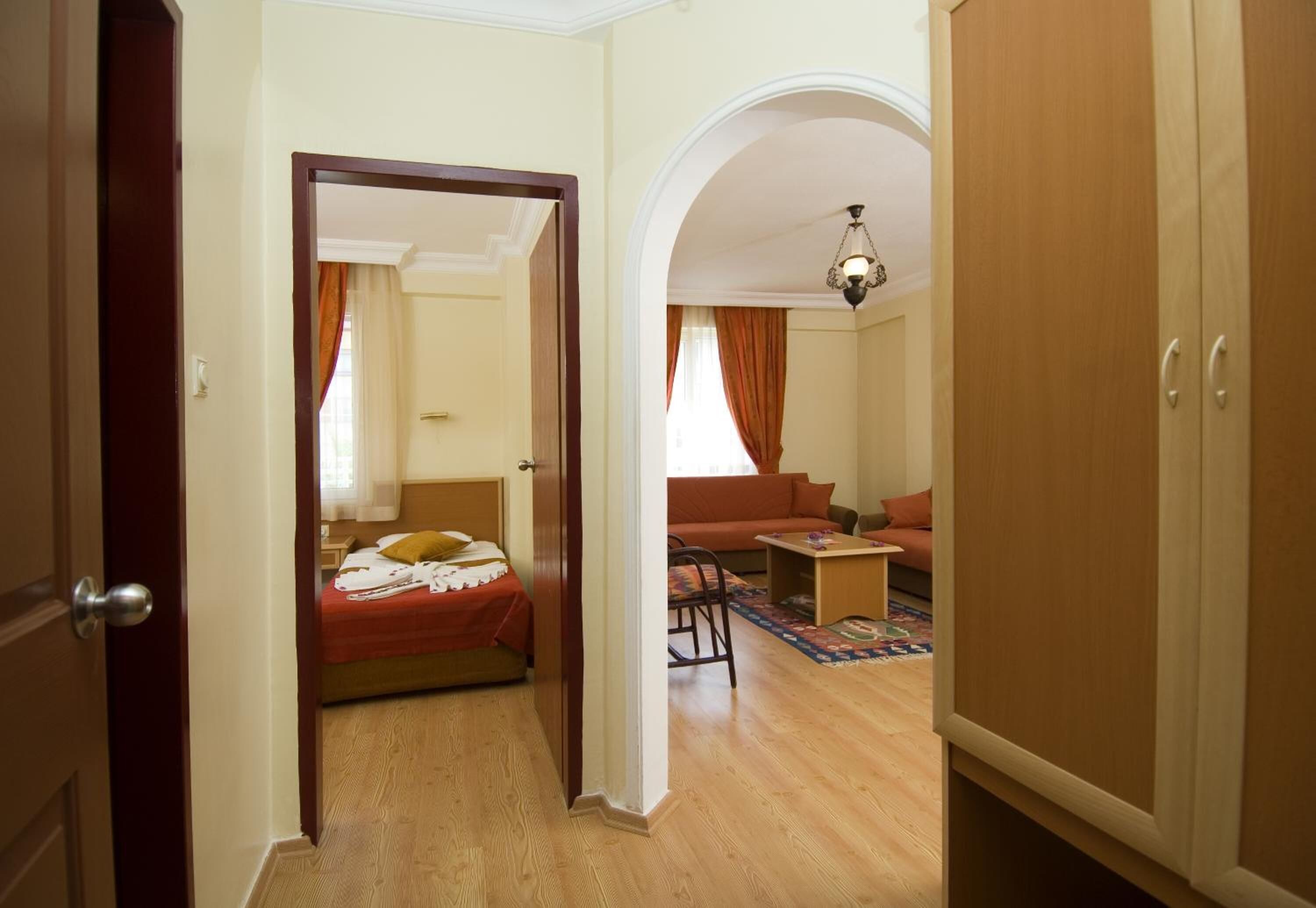 1 kamar tidur, meja kerja, kedap suara, dan setrika/meja setrika