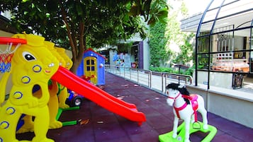 Área de juegos infantiles al aire libre