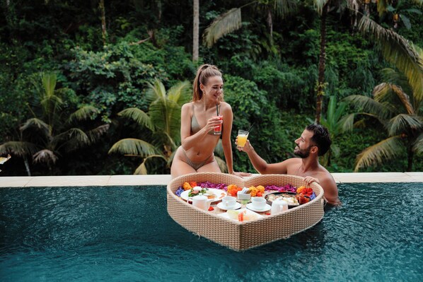 Se ofrece un desayuno a la carta (231500 IDR por persona)