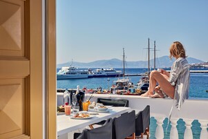 Ένας χώρος τραπεζαρίας με θέα στη μαρίνα και τα σκάφη.