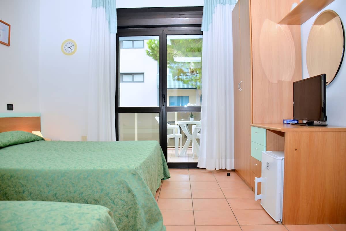 triple room | premium bedding, in-room safe, desk, laptop workspace