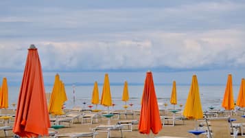 Privat strand i närheten, solstolar, parasoller och volleyboll