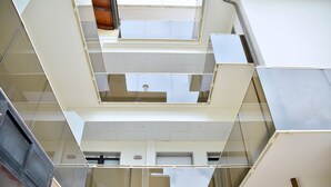 Ein modernes Gebäude mit Glasfassade und mehreren Stockwerken.