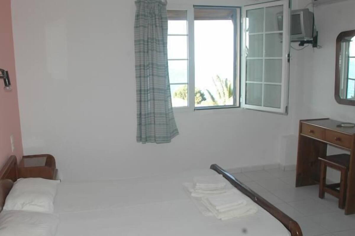 Standard Room | In-room safe, desk, free WiFi
