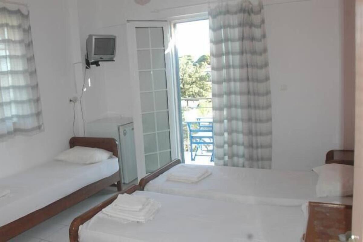 In-room safe, desk, free WiFi