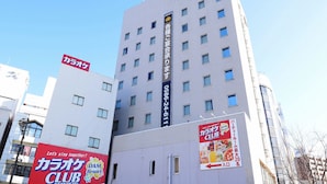 A multi-story building with a sign for "APA HOTEL" on the top. - APA Hotel Owariichinomiya Station (Ichinomiya)