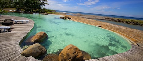 3 kolam renang outdoor, dengan kursi berjemur