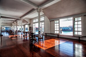 4 restaurants; s'hi serveixen dinars i sopars