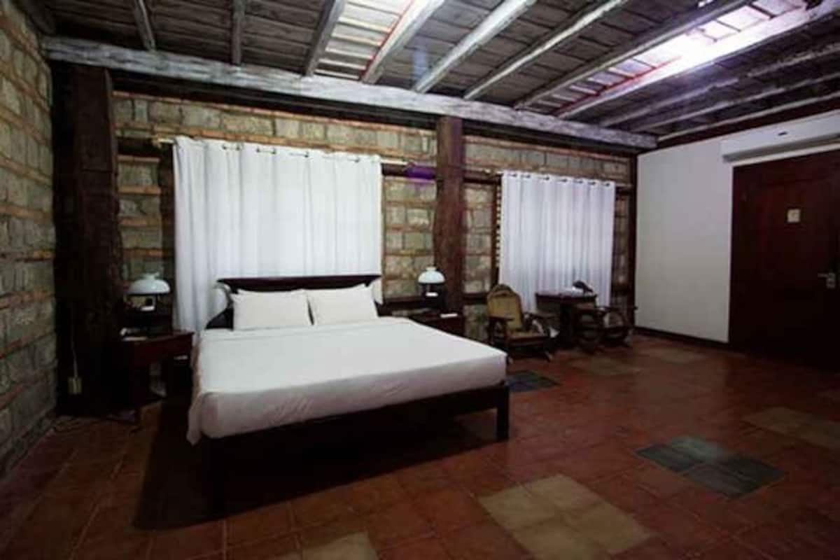 In-room safe, free WiFi, bed sheets