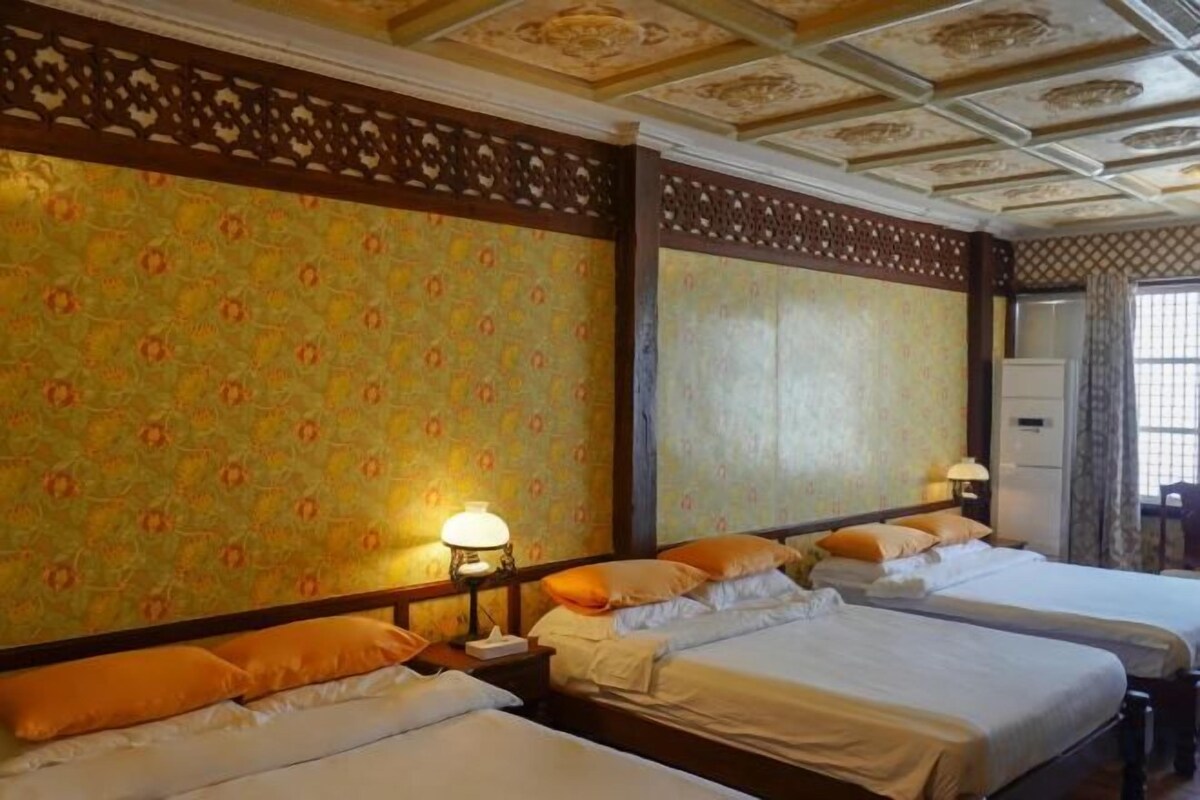In-room safe, WiFi (free), bed sheets