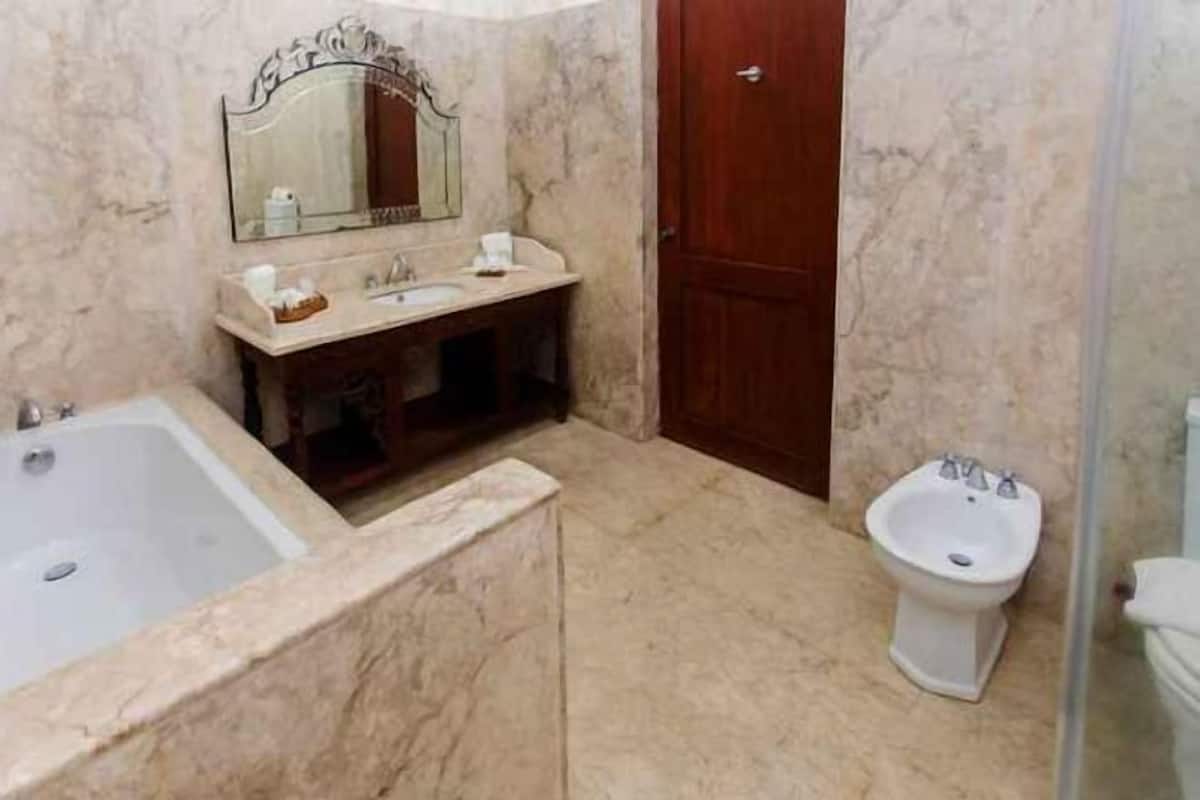 Separate tub and shower, deep soaking tub, free toiletries, hair dryer