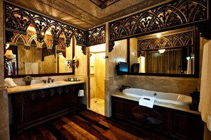 Luxury-Haus (Casa Byzantina) | Badezimmer | Badewanne und Dusche (separat), Komfortbadewanne