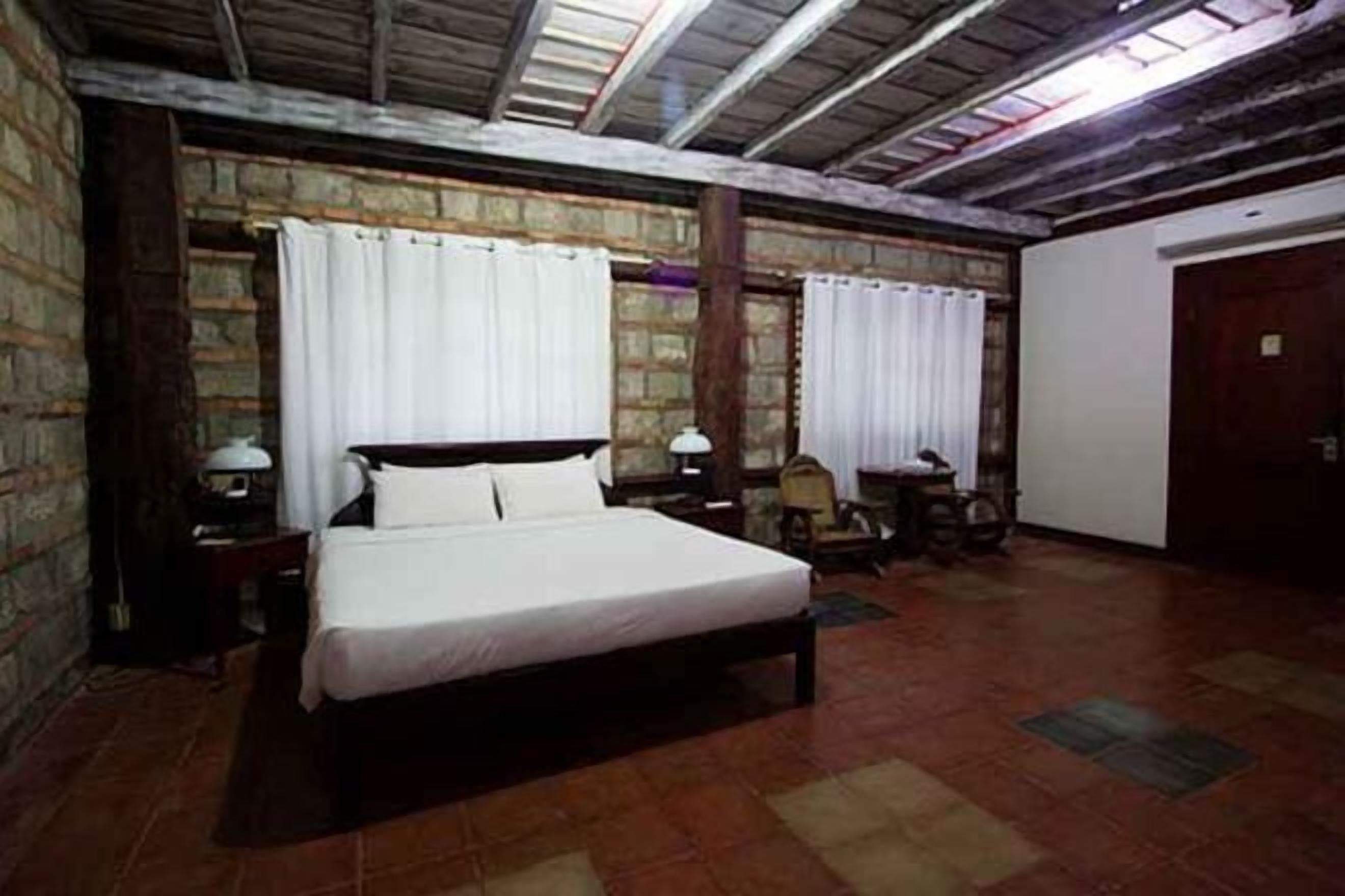 In-room safe, free WiFi, bed sheets