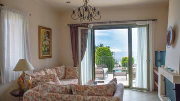 Villa de lujo, piscina privada, vistas al mar (Penelope) | Sala de estar | Televisión LCD de 32 pulgadas con canales por satélite, una televisión