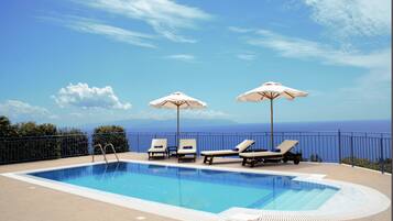 Luxury-Villa, eigener Pool, Meerblick (Odysseus) | Hochwertige Bettwaren, Zimmersafe, individuell dekoriert