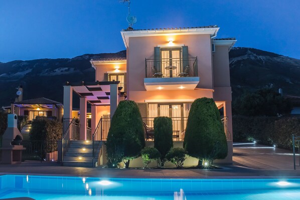 Luxury-Villa, eigener Pool, Meerblick (Penelope) | Hochwertige Bettwaren, Zimmersafe, individuell dekoriert