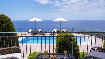 Luxury-Villa, eigener Pool, Meerblick (Odysseus) | Terrasse/Patio