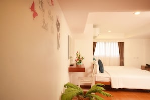 Decoración personalizada, muebles diferentes y escritorio 