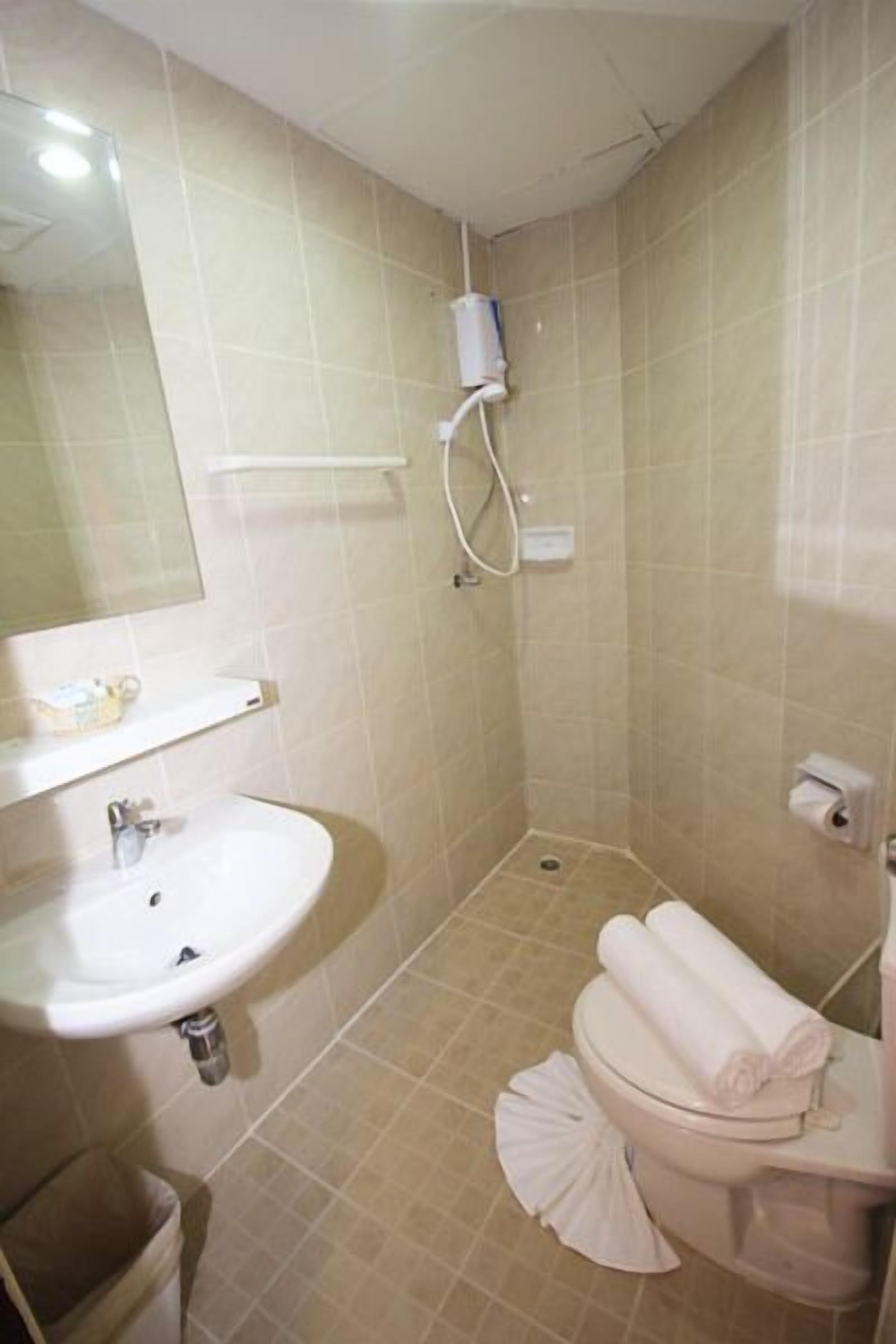 Buồng tắm vòi sen, đồ dùng nhà tắm miễn phí, máy sấy tóc, khăn tắm 