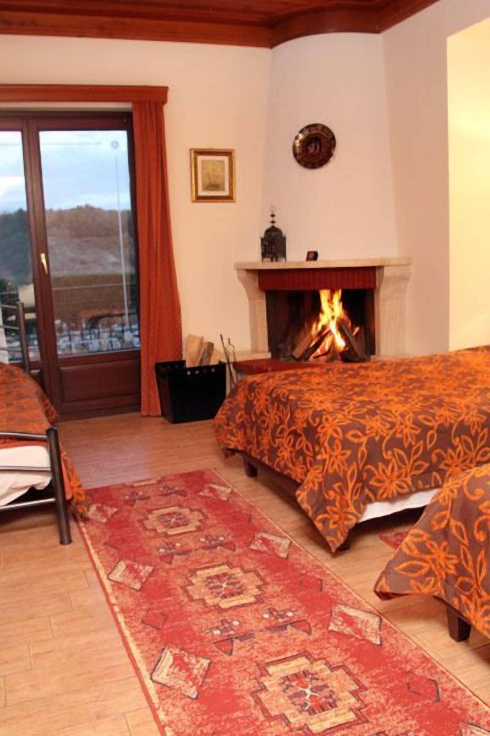 Habitación triple, chimenea | Zona de estar | Televisión de pantalla plana de 32 pulgadas con canales por cable