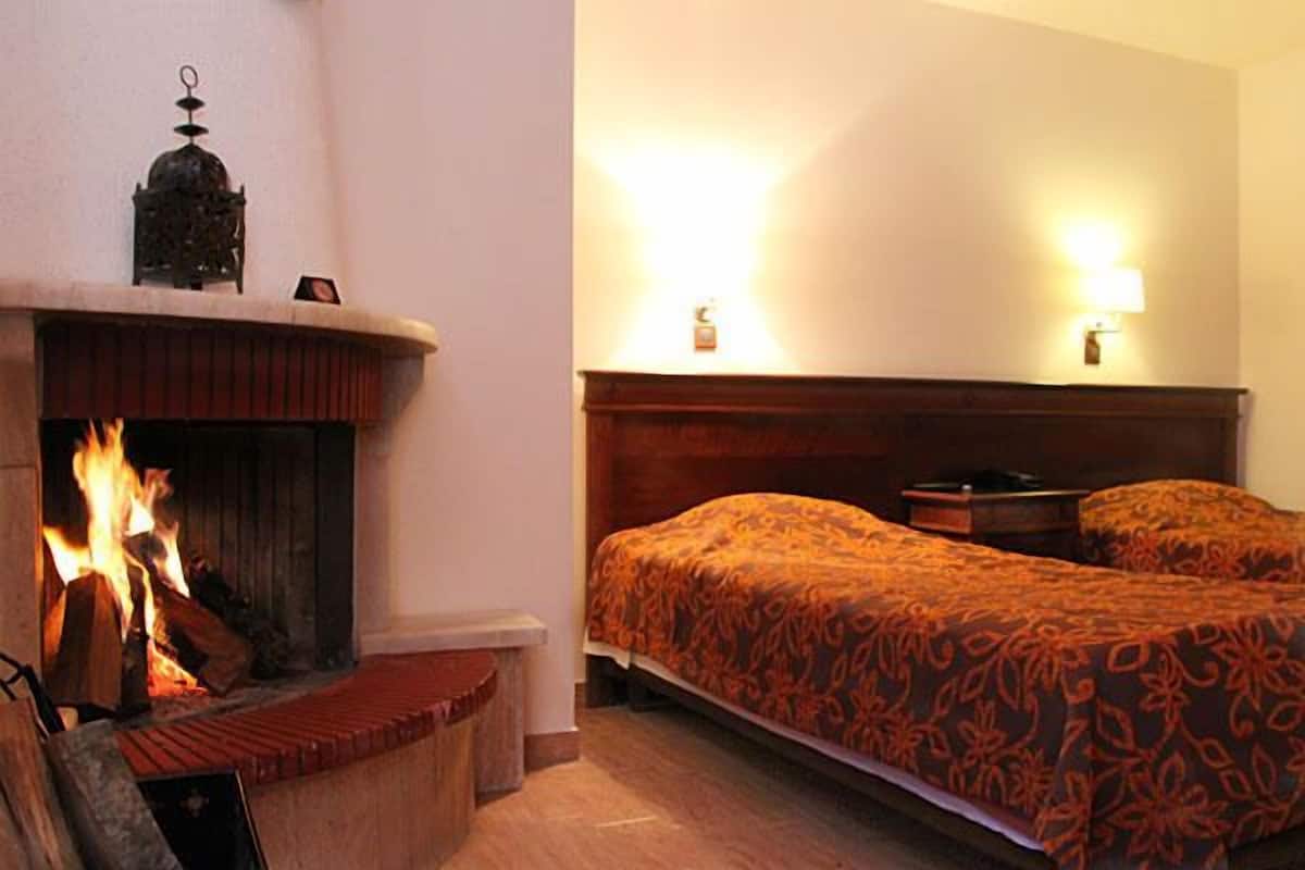 Chambre Triple, cheminée | Coin séjour